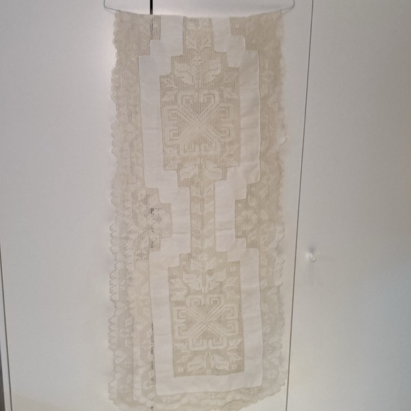 Bundle of (18)lace table runners (4) embroidery beautiful Victorian romantic - Picture 4 of 17